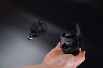 Wireless against wired. Chosing wireless headphones.