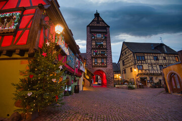 Fototapeta na wymiar Weihnachtszeit in Riquewihr im Elsass