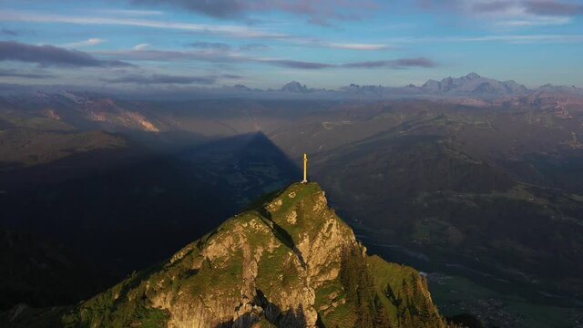 Vue aérienne par drone du coucher de soleil sur la pointe de Marcelly en Haute Savoie, France