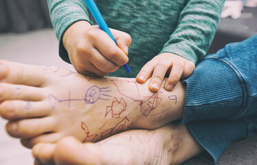 the child made a surprise to mom painted her legs with a pen while she slept