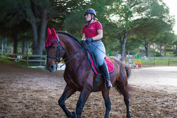 Chica hipica montando a caballo ecuestre en club de monta caballo andaluz cadiz doma clasica vaquera