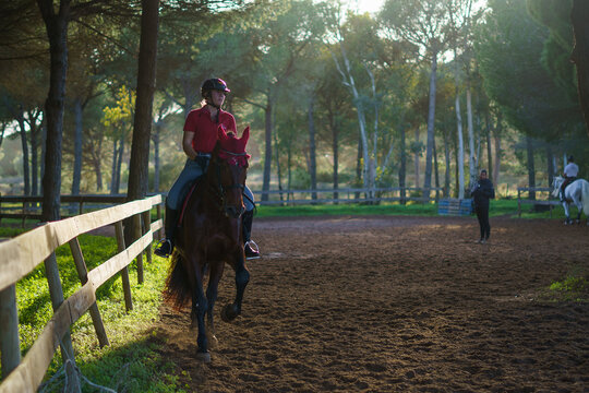 Chica hipica montando a caballo ecuestre en club de monta caballo andaluz cadiz doma clasica vaquera