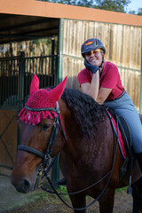 Chica hipica montando a caballo ecuestre en club de monta caballo andaluz cadiz doma clasica vaquera