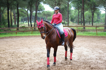 Chica hipica montando a caballo ecuestre en club de monta caballo andaluz cadiz doma clasica vaquera