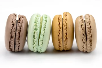Fotobehang Macarons bitterkoekjes geïsoleerd op een witte achtergrond