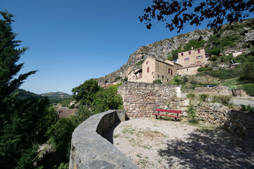 Peyre, village médiéval au dessus du tarn, avec son église troglodytique en Aveyron.	