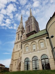 Fototapeta premium Historisches Gebäude und Kathedrale von Zagreb, Kroatien