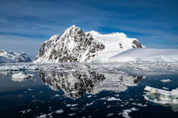 Fototapeta na wymiar Antarctic mountain
