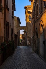 Morgenstimmung in den Straßen der Altstadt von Orvieto in Umbrien, Italien 