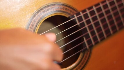 Suonare la chitarra acustica