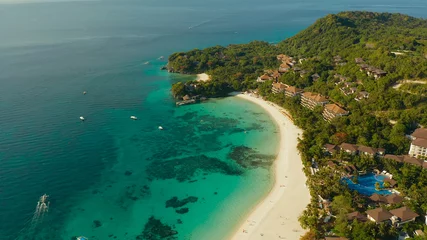 Photo sur Plexiglas Plage blanche de Boracay Lagon tropical avec eau turquoise et plage de sable blanc Boracay, Philippines. Plage blanche avec touristes et hôtels. Plage blanche tropicale avec voilier.