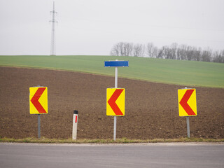 Obacht - Verkehrszeichen warnen vor scharfer Kurve