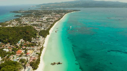Papier Peint photo Plage blanche de Boracay Lagon tropical avec eau turquoise et plage de sable blanc Boracay, Philippines. Plage blanche avec touristes et hôtels. Plage blanche tropicale avec voilier.