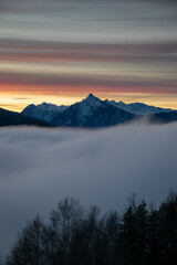 Sonnenuntergang über dem Nebel im Ennstal