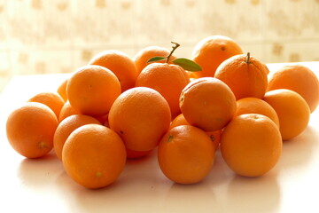 Arance sul tavolo, frutta fresca con proprietà benefiche, ricche di vitamina C, contro raffreddore...