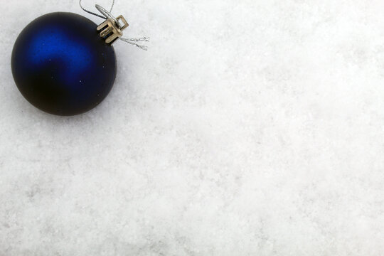 christmas tree toy lying on the snow, background image