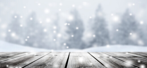 Unscharfer Hintergrund mit Schnee und Schneeflocken