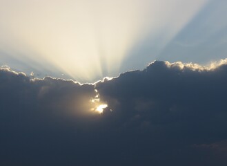 Obraz premium sun between clouds