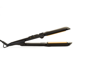 Plancha de pelo sobre un fondo blanco liso y aislado. Vista de frente. Copy space. Concepto: Cuidado del cabello, peinado, salón de belleza, peluquería. 