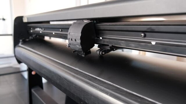 Vinyl cutter plotter machine and moving cutting head