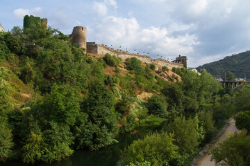 Fototapeta na wymiar Muralla y torres del Castillo templario de Ponferrada en la vertiente hacia el río 
