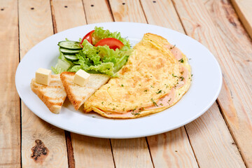 omelet with fresh vegetables and toasts