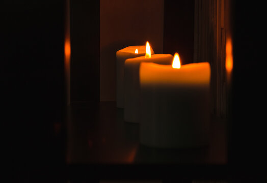 Velas encendidas una tras otra escalonadas