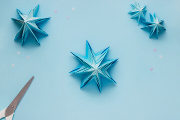 Simple origami 3D Christmas tree. Step 20. Match the details from the largest at the bottom to the...