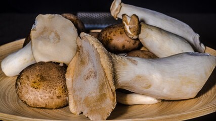 Delicious Mushrooms: King Oyster mushroom (Kräuterseitling) and Champignons in a bowl