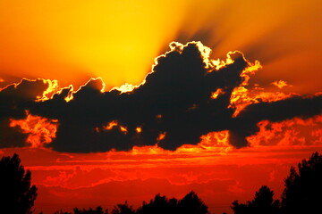 Coucher de soleil derrière des nuages d'orage. Beautiful sunset behind storm clouds