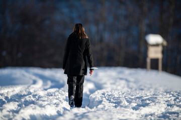 Naklejka premium Donna nella neve