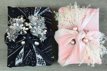 Świąteczne prezenty zapakowane w tkaninę. Japoński styl furoshiki