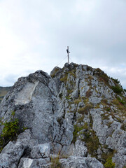Fototapeta premium Summit cross at Ruchenköpfe mountain, Soinsee lake, Mangfall, Bavaria, Germany