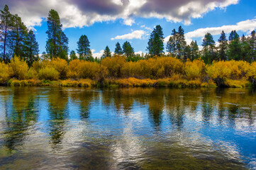 Fototapeta na wymiar Autumn Colors along the Willimson River, Klamath County Oregon