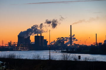 Industrie Kulisse im Sonnenuntergang