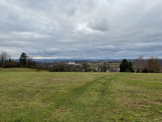 Obraz premium Blick vom Aussichtspunkt Katharinenlinde in Esslingen auf die Hochfläche Neckarhalde von Esslingen