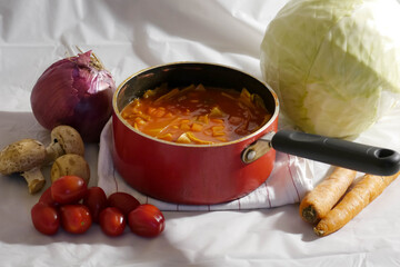 お鍋に野菜いっぱいのトマトスープ