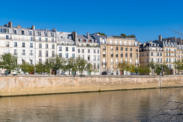 Fototapeta na wymiar Paris, ile saint-louis and quai de Bethune.