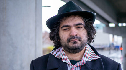 見つめる男性のポートレート