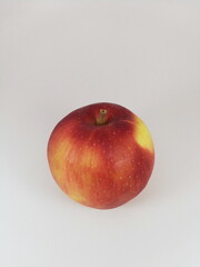 Jabłko czerwone wyizolowane na białym tle