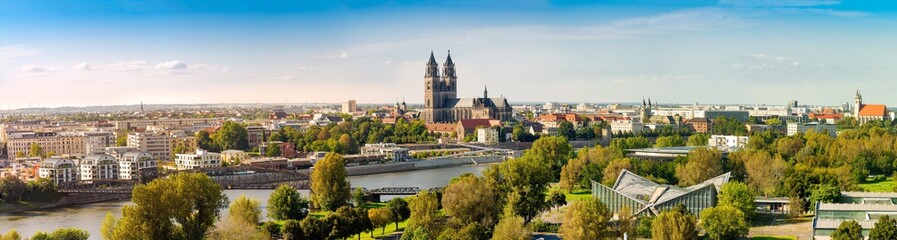 Fototapeta na wymiar Panorama über Magdeburgs Dächern