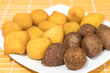 Salgados fritos e assados para festas. Comida brasileira. 