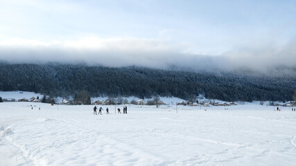groupe de personne a dans une station de ski en saison d'hiver