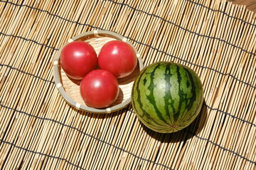 ミニスイカ　赤いスイカと真っ赤なトマト