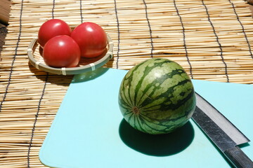 ミニスイカ　赤いスイカと真っ赤なトマト