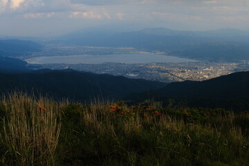 Obraz premium 高ボッチ山の山頂から眺める初夏の諏訪湖の全景と諏訪市、下諏訪町の景色