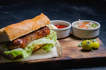 primer plano de choripan comida tipica y tradicional de argentina sandwich de pan con chorizo de cerdo con condimentos salsa criolla lechuga cebolla pimiento morron tomate mayonesa kechup y moztaza
