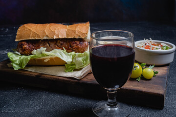 primer plano de choripan comida tipica y tradicional de argentina sandwich de pan con chorizo de cerdo con condimentos salsa criolla lechuga cebolla pimiento morron tomate mayonesa kechup y moztaza