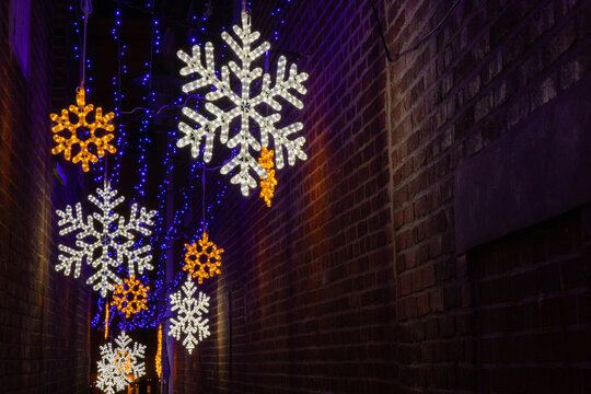 holiday lighting annapolis maryland ornament christmas snow flake alley winter night
