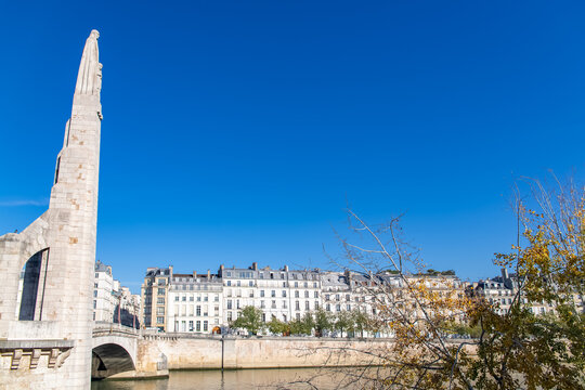 Paris, ile Saint-Louis, statue of Saint Genevieve, patron saint of Paris, on the Tournelle bridge
